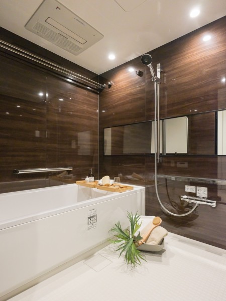 光沢のある木目調パネルが高級感を漂わせるバスルームです。毎日のバスタイムを贅沢に、豊かにしてくれます。