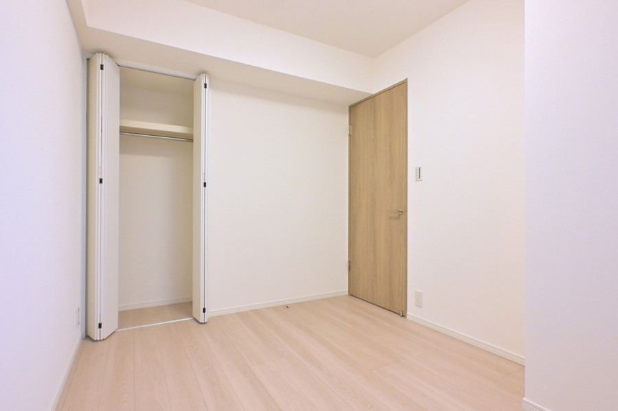 洋室2は勉強や読書など落ち着いて作業したいときのワークスペースにぴったりです。シンプルで洗練された佇まいを感じさせるお部屋です。