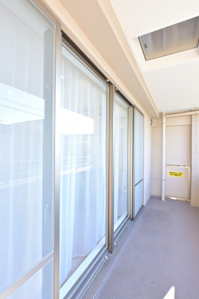 心地よい陽光を取り込み、空間をゆるやかに紡ぐバルコニーです。広がる青空を眺めてほっと一息、リフレッシュスペースにどうぞ！