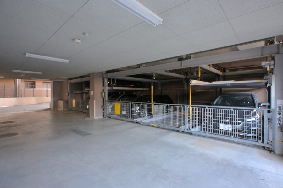 敷地内には駐車場が完備されています。※駐車場の空き状況は変わる場合がございますのであらかじめご了承ください。