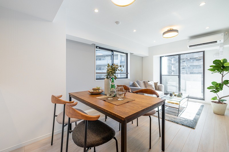 大きな窓からたっぷりの光が差し込み、開放的なリビングダイニングです。心地よい時間が流れ、明日への活力を養うことができる居心地の良いお部屋です。