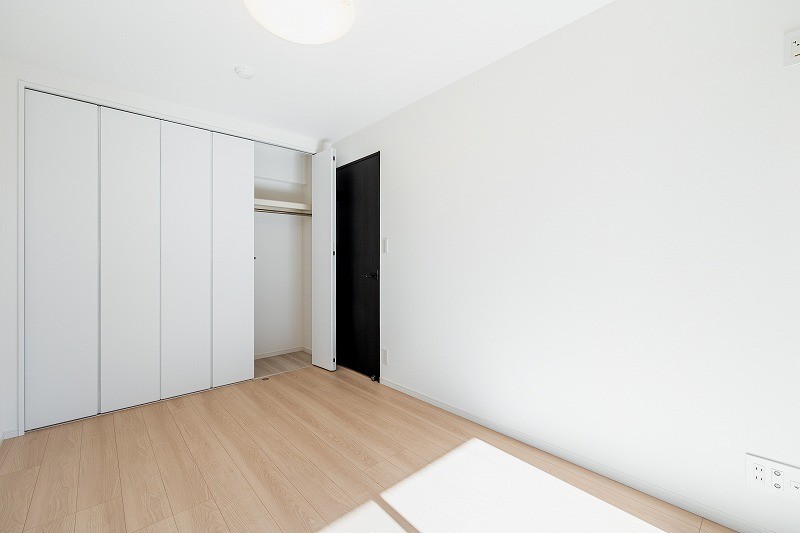 洋室1には頼もしい収納力を持つクローゼットを備え付けました。居室部分を広々とお使いいただけます。自分らしいお部屋に彩って毎日を楽しめます。