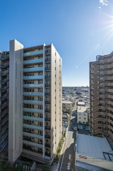 バルコニーからの眺望です。凛とした空気が流れこみ、穏やかな時間が流れます。開けた空を眺めながらほっと一息つき、日常をアップデートできる空間です。