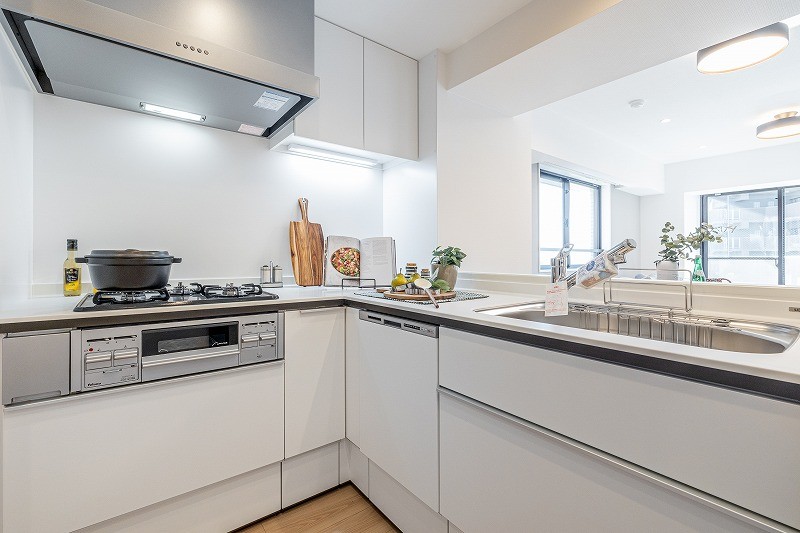 開放的なオープンキッチンは、住まいと暮らしにフィットするデザイン性と機能性を兼ね備えています。清潔感漂う、お部屋に溶け込むキッチンです。