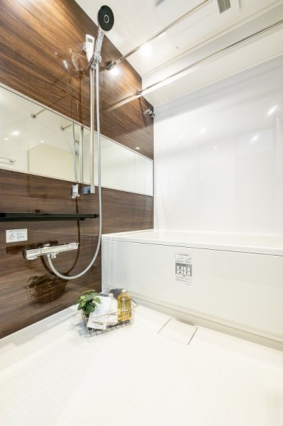 暖房・涼風・換気・乾燥機能付きで1年中快適なバスタイムをお楽しみいただけます。ゆったりとおくつろぎいただける癒しの空間です。