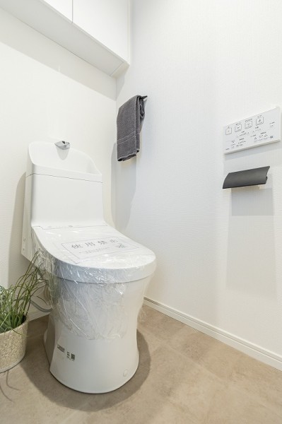 レストルームも上品さが宿る安らぎのスペースに仕上がりました。上部には収納に便利な吊戸棚を備え付けました。