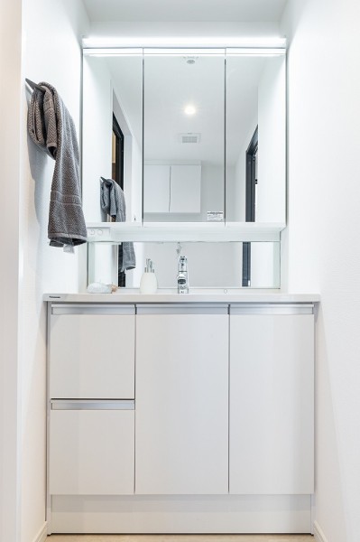 白を基調とした清潔感溢れるデザインの洗面化粧台です。細々したものが多くなる場所だからこそ、使いやすさを重視した工夫がいっぱいです。