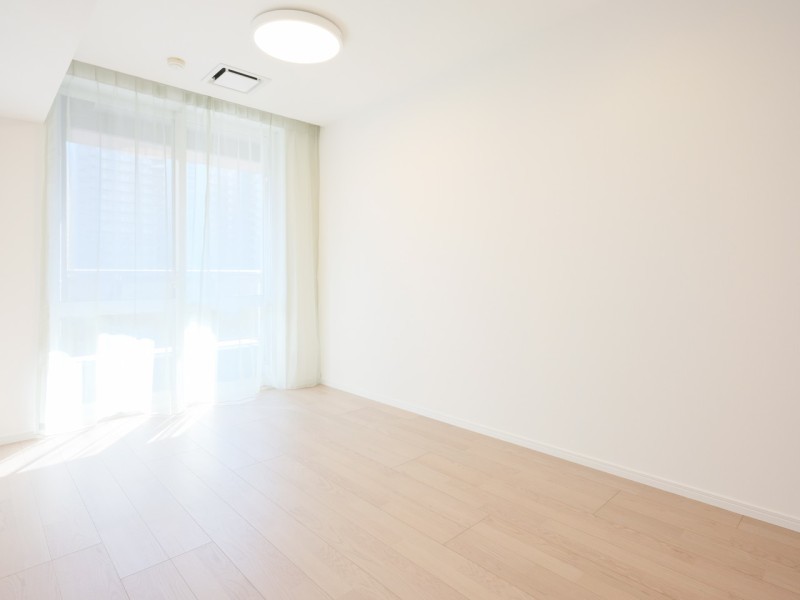 主寝室にぴったりな洋室1です。過ぎゆく時間をのびやかに感じ、プライべート時間を満喫できるお部屋です。穏やかな自然光が入り、のびのびとお過ごしいただけるお部屋です。