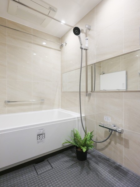 毎日のバスタイムを贅沢に、豊かにしてくれるバスルームです。暖房・涼風・換気・乾燥機能付きで1年中快適なバスタイムをお楽しみいただけます。