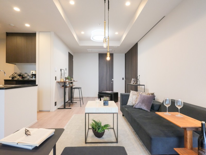 約17.8帖の広々リビングダイニングなので、ちょっとしたワークスペースも造れます♪キッチン横の縦長収納も日用品などを収納できそうです。