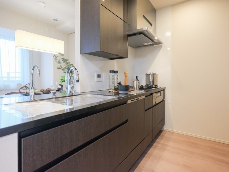 重厚感のあるキッチンは、人気のオープンタイプです。コンロ側は壁付けになっているので、お手入れラクラク。食洗機もついていて便利です♪