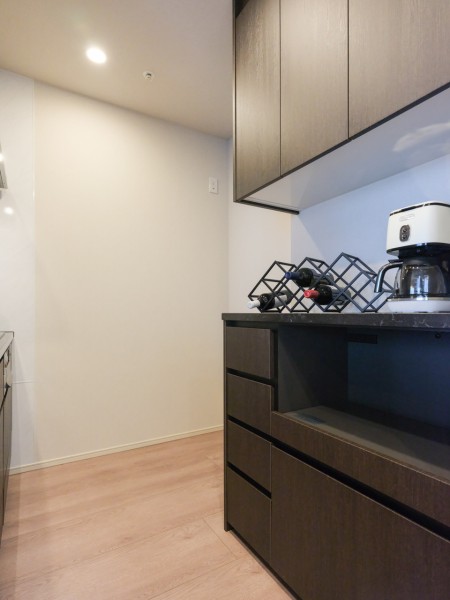 キッチン背面には収納豊富なカップボードがあります。キッチンと同じデザインなのでお部屋に統一感が生まれます。