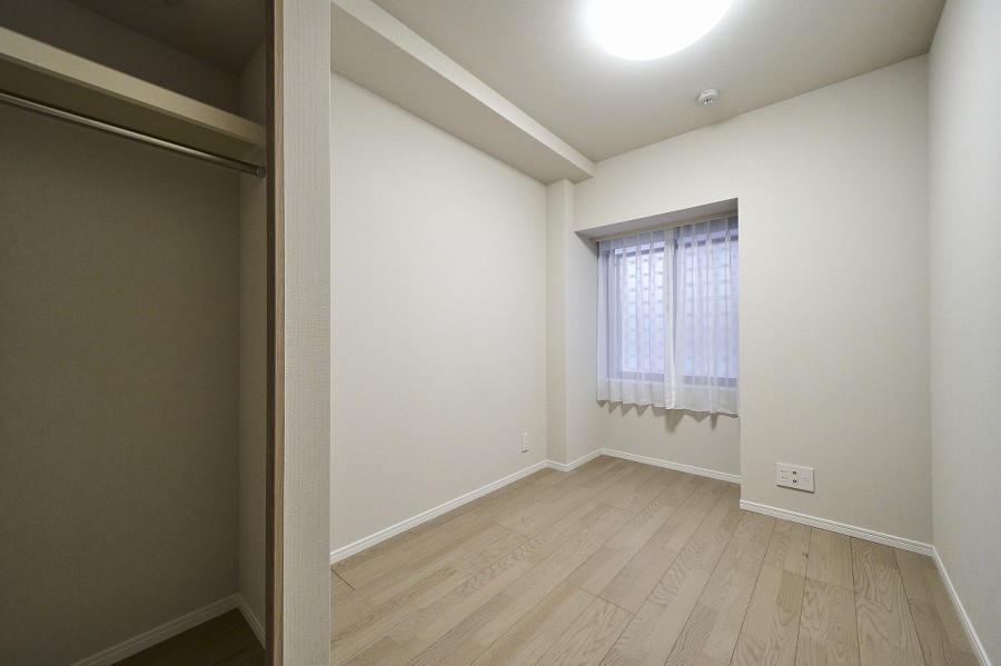 柔らかな光が長時間続く洋室3は、勉強や読書など落ち着いて作業したいときのワークスペースにぴったりです。素朴さと、どんなインテリアも受け止める柔軟性が魅力です。