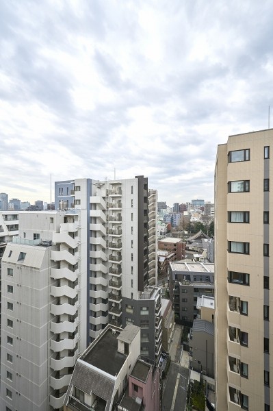 バルコニーからの眺望です。都心の刺激を間近にしつつ、めいっぱいリフレッシュできる大切な空間です。遠くの天気もよく見え開放感が溢れるひとときです。