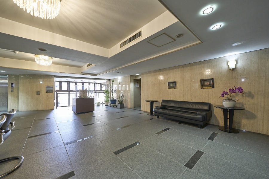 重厚感があり、機能的でもあるエントランスロビーです。時代の移ろいを重ね大切に住み継がれてきたマンションです。