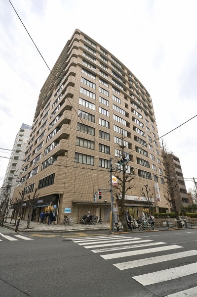 2021年大規模修繕工事実施済み◎淡く優しい色味の外観が、穏やかな空気を纏う街に溶け込みます。宅配預かりサービスや、玄関前にゴミを出しておくと収集して捨ててくれるサービスなども備わったマンションです。