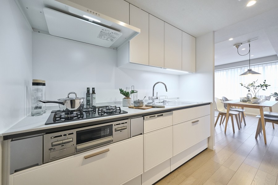 お料理に集中できる壁付けタイプのキッチン。油や水はね汚れもお手入れもしやすいです。家事時短に便利な食洗器や三口コンロ搭載です。