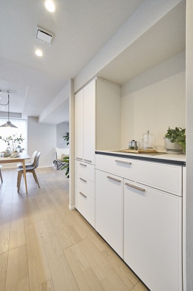 背面にはキッチンとお揃いでスタイリッシュなカップボードを備え付けました。快適な家事動線が確保されたキッチンです。