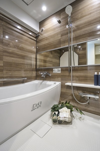 毎日のバスタイムを贅沢に、豊かにしてくれるバスルームです。光沢のある木目調のパネルが、より一層くつろぎの空間へ誘います。