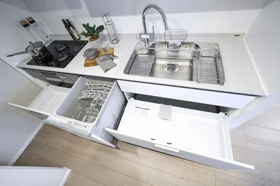 ◆食器洗浄乾燥機◆家事の時間を短縮できる優れもの。さらに節水・節約を同時に行うことができるので、大変人気があり重宝します。