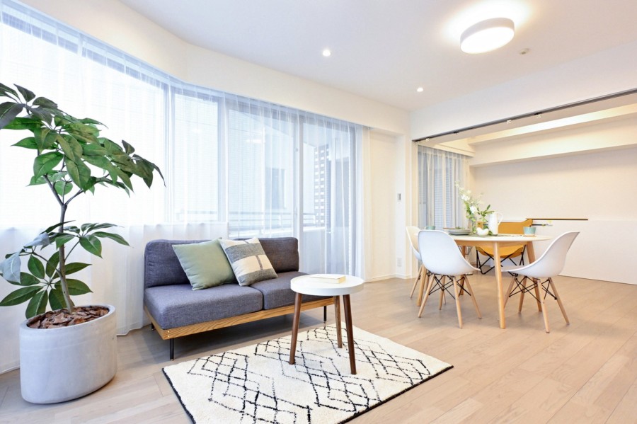 大きな窓からたっぷりの光が差し込み、開放的なリビングダイニングです。心安らぐひとときを紡ぐ、木のぬくもりを感じるフローリング材を採用。