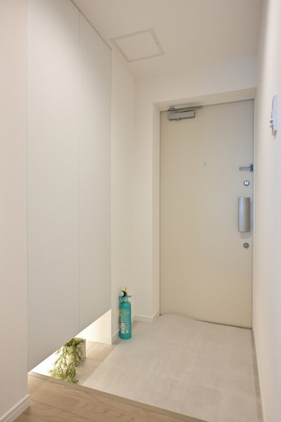 フットライトからのびる光が足元を優しく包み込む気品溢れる玄関です。天井までの高さがあるシューズボックスを備え付けたので、玄関をすっきり綺麗に保てます。