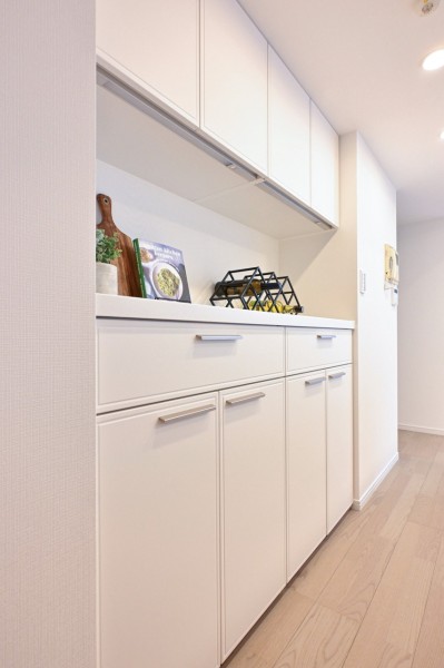 キッチン背面には収納豊富でカウンタースペースも広いカップボードがあります。清潔感漂う、お部屋に溶け込むキッチンです。