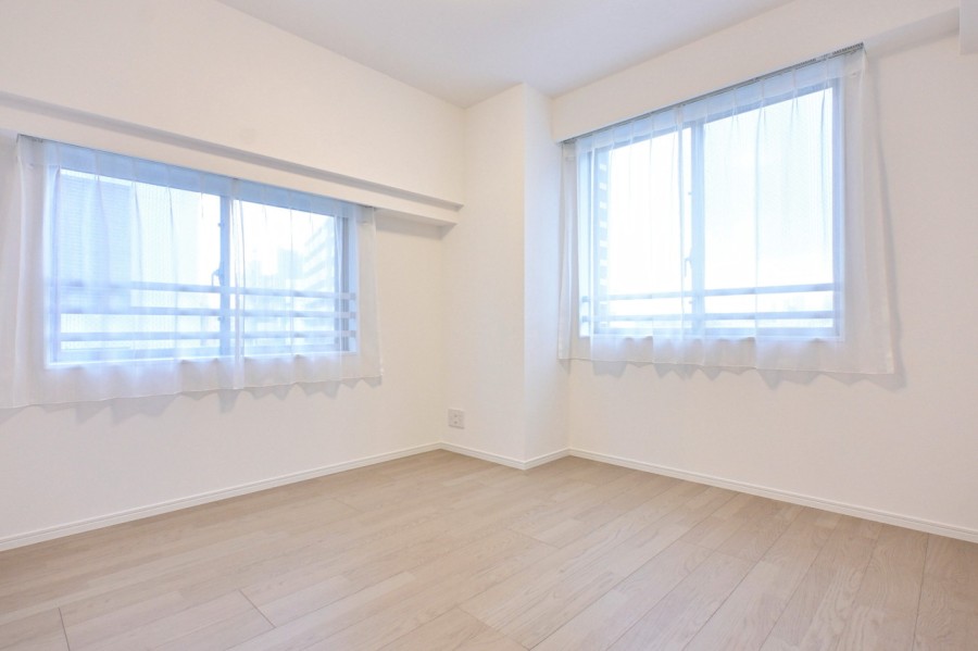 洋室１はリビングから一番遠く、プライベート性が高いお部屋です。二面採光で明るく、過ぎゆく時間をのんびりと感じることができる空間です。