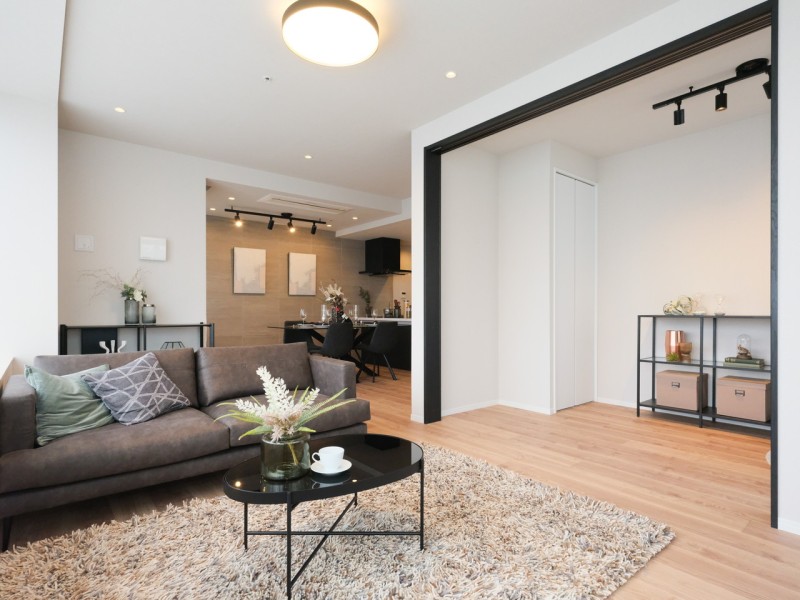 天井高が約大2.6ｍのリビングは、明るく開放感のある空間です。住まう方の暮らしやすさと心地よさを追求し、上質な住空間が暮らしに余裕をもたらしてくれます。