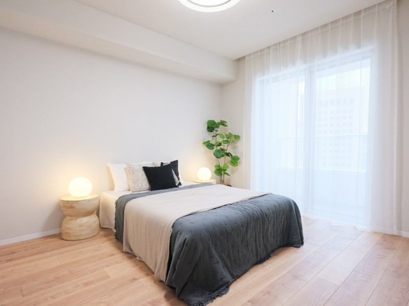 洋室1はリビングから一番遠く、プライベート性が高いお部屋です。過ぎゆく時間をのびやかに感じ、主寝室にぴったりです。