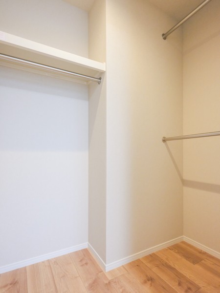 洋室1には頼もしい収納力を持つウォークインクローゼットを備え付けました。居室部分を広々とお使いいただけます。