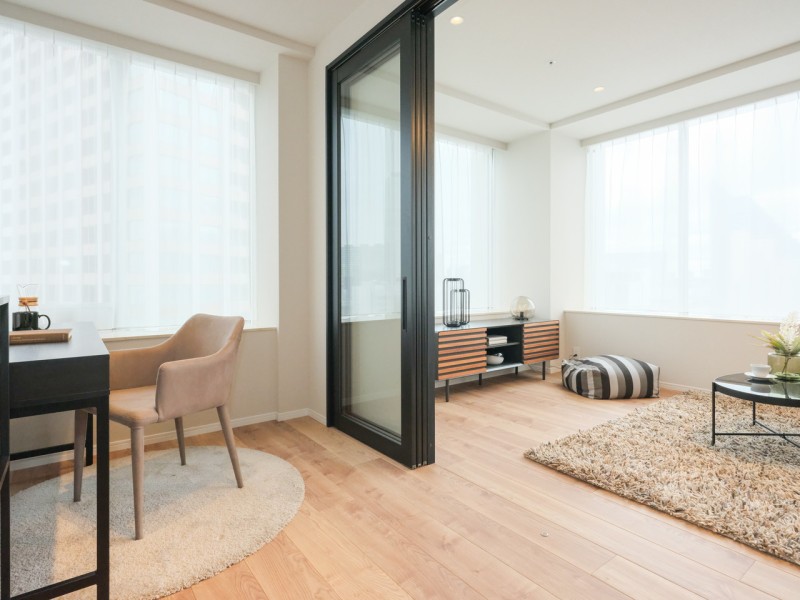 リビングに隣接した洋室2です。普段は引き戸を開放し拡張リビングとして使ったり、引き戸を閉めてプライベート空間にしたり、フレキシブルにお使いいただけます。