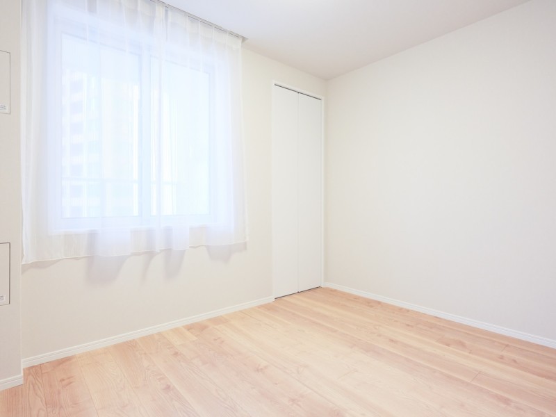 洋室3にも明るい自然光が注がれます。のびやかな空間の中で、ほっと一息つけるやすらぎの時間が流れます。洋室3にもクローゼットを備え付けています。