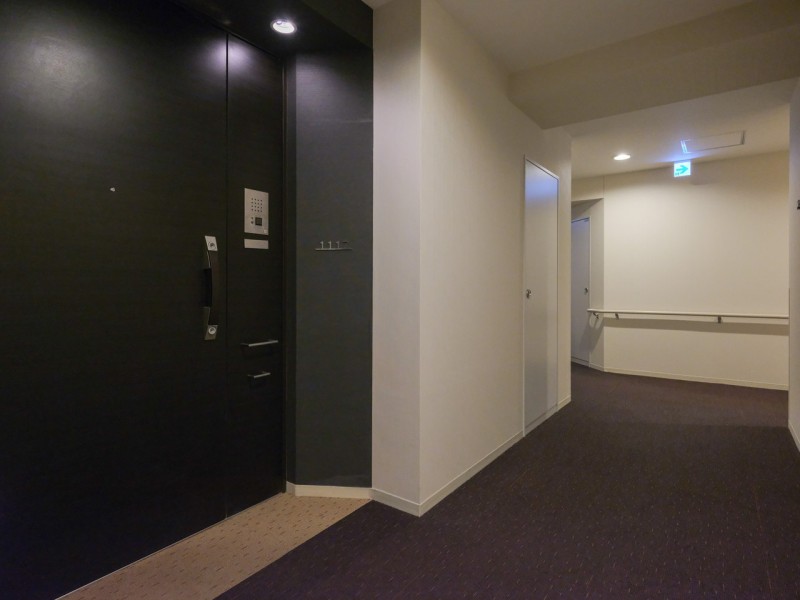 エレベーターを降りてお部屋へと続く廊下は、ホテルライクな内廊下設計です。外気の影響を受けにくく、プライバシーも守られやすいです。