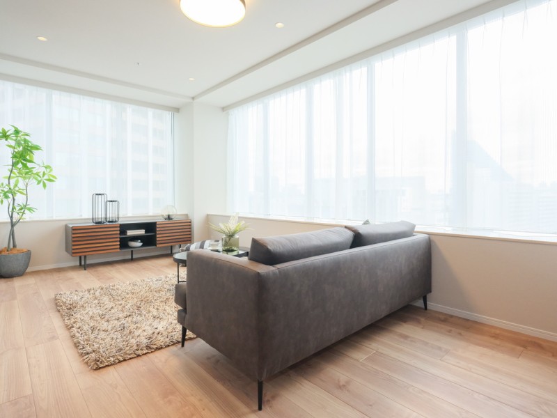 大きな窓からたっぷりの光が差し込み、開放的なリビングダイニングです。床暖房を敷設したので、寒い冬でも足元からじんわり温もりを感じます。