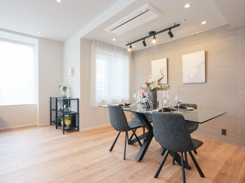 控えめな石の流れ目と仄かに煌めく表面の石調タイルが、より一層気品溢れる空間を演出します。穏やかな空気がお似合いの、心が安らぐお部屋です。