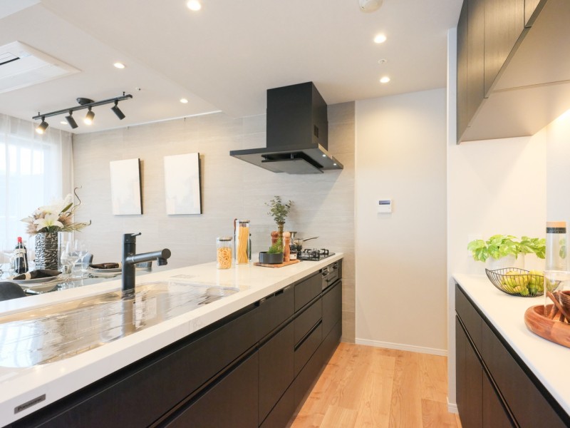 リビングにいるご家族とコミュニケーションを取りながらお料理ができる、人気のオープンキッチンです。ガラストップを採用し、お手入れしやすく仕上げました。