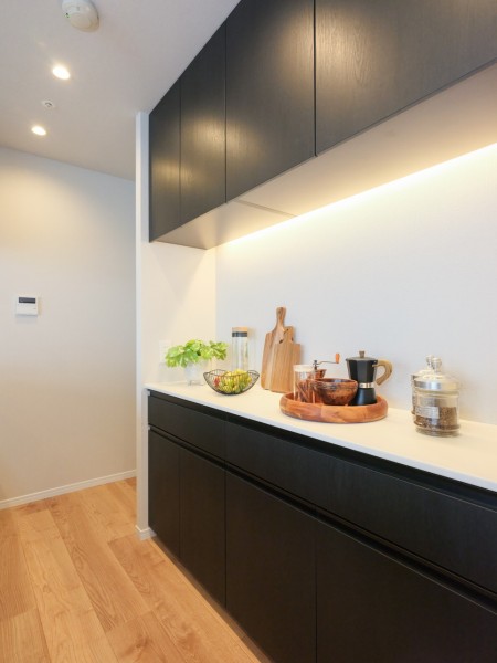 キッチン背面には収納豊富でカウンタースペースも広いカップボードがあります。快適な家事動線が確保されたオープンキッチンです。