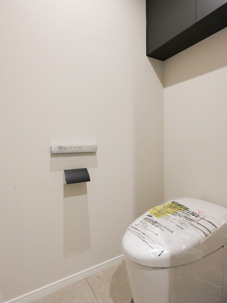 レストルームも上品さが宿る安らぎのスペースに仕上がりました。タンクレストイレやスティックリモコンでスタイリッシュな空間を演出します。