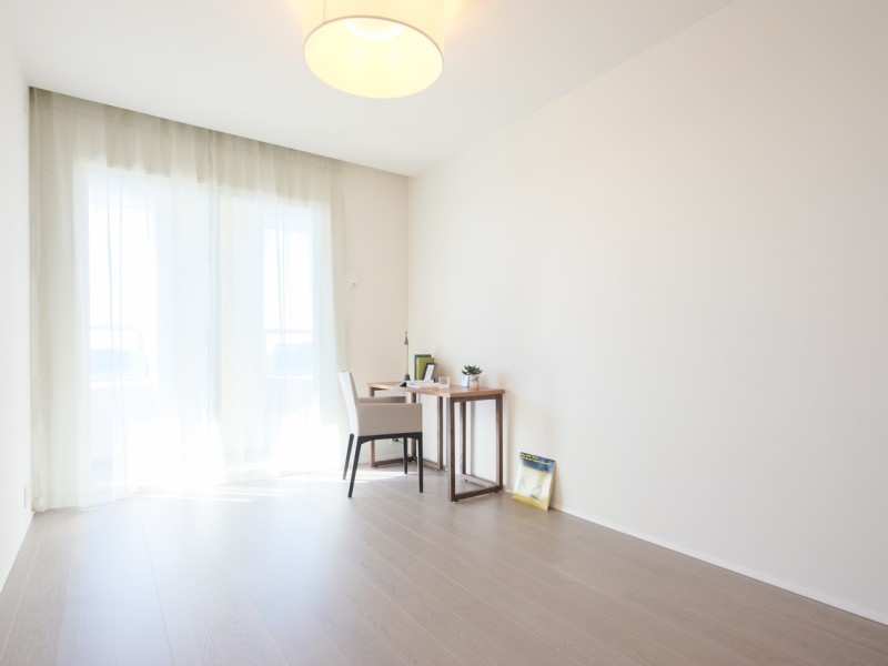 約8.0帖の洋室1は、リビングから一番遠く、プライベート性が高いお部屋です。バルコニーに接続する大きな窓があり、明るく過ぎゆく時間をのんびりと感じることができる空間です。