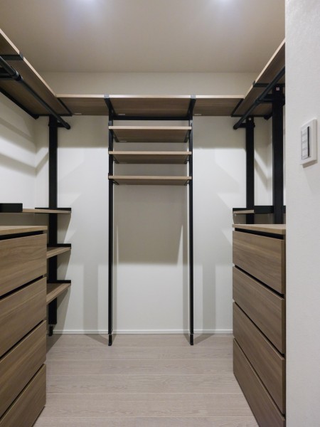 廊下には、高い収納力を誇るチェスト付の納戸があります。お手持ちの衣服、かさばりやすいアウターやオフシーズンの家電などをたっぷり収納できそうです。