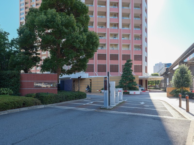 三井不動産㈱他旧分譲、鹿島建設㈱施工設計を行ったハイグレードなレジデンス。邸宅へ導くアプローチが気分を高めてくれます。