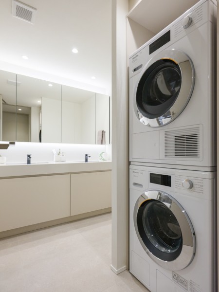 洗面室には、ミーレの洗濯機と乾燥機を備え付けました。デザイン性・機能性に優れ、毎日の生活を豊かにしてくれます。