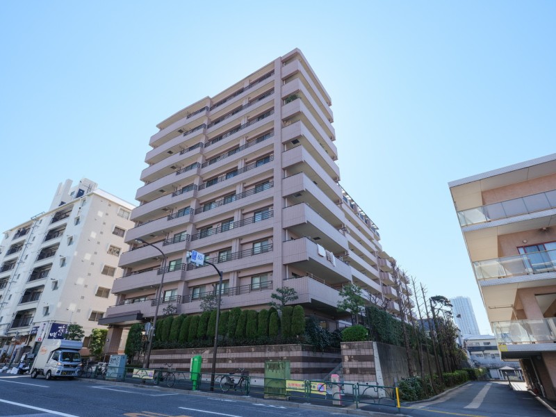 淡く優しい色味の外観が、穏やかな空気を纏う街に溶け込みます。管理体制良好・定期的に修繕工事を実施しているマンションです。