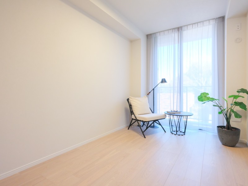 約7.2帖の洋室1はリビングから離れたプライベートルームです。バルコニーに面しているため明るく、爽やかな風が取り込めます。広々とした空間のため、主寝室におすすめです。