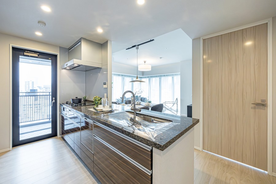 ガラストップのガスコンロは油汚れも簡単に落とせ、綺麗さをキープできます。開放的なオープンキッチンは、住まいと暮らしにフィットするデザイン性と機能性を兼ね備えています。