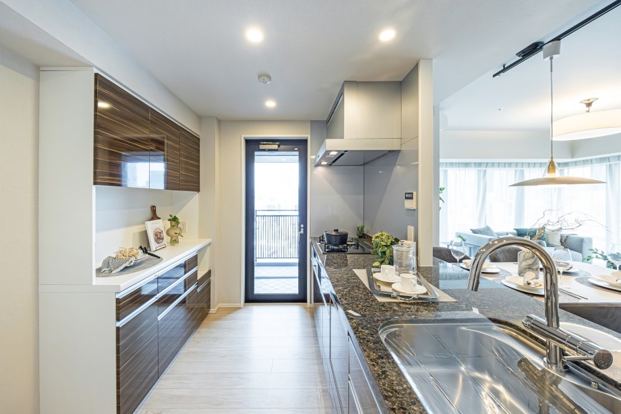 キッチン背面には収納豊富でカウンタースペースも広いカップボードがあります。キッチン横の扉はバルコニーにつながっているので、スムーズな家事が可能な動線です。