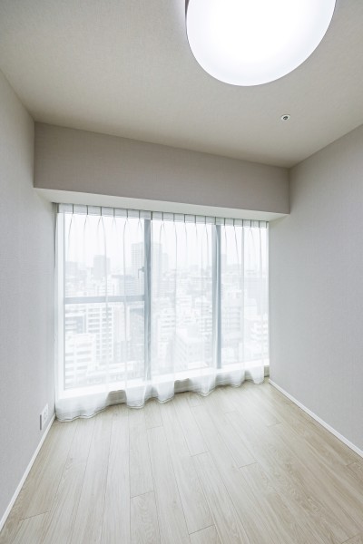 リビングに隣接していながらプライベート性の高い時間を過ごせる洋室3です。穏やかな自然光が入り、のびのびとお過ごしいただけるお部屋です。