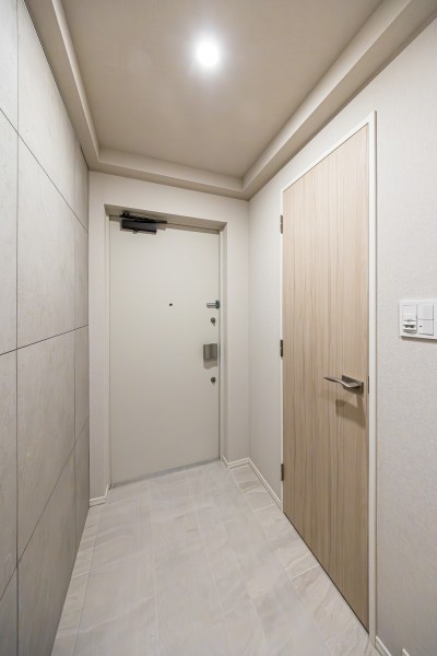 玄関の照明は人感センサーなので、帰宅時に暗闇の中手探りでスイッチを探す必要がありません。明るい空間が出迎えてくれます。