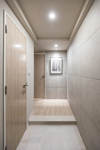 この先にどんなお部屋が広がっているのか思わずワクワクしてしまう、ゆったりとスペースのひらけたラグジュアリーな玄関です。